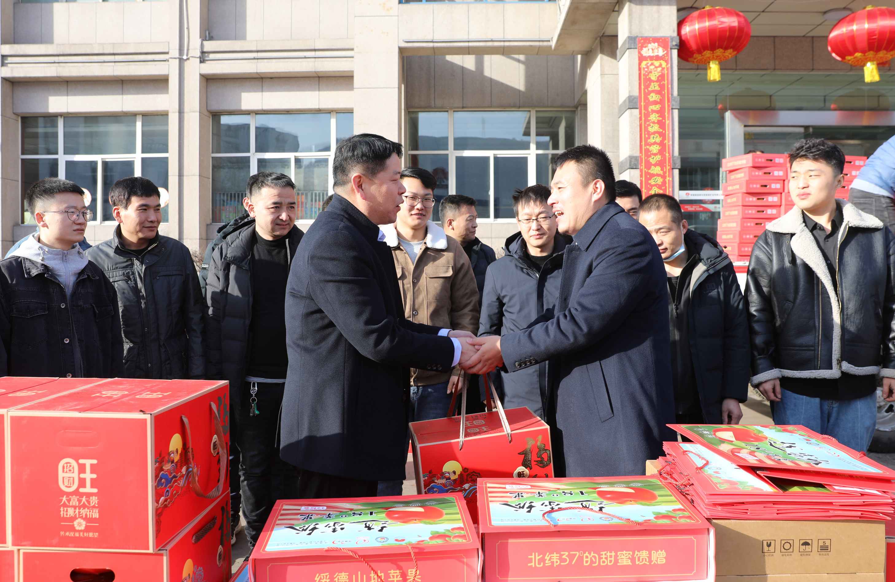 掘進(jìn)一工區(qū)慰問(wèn)_副本.jpg