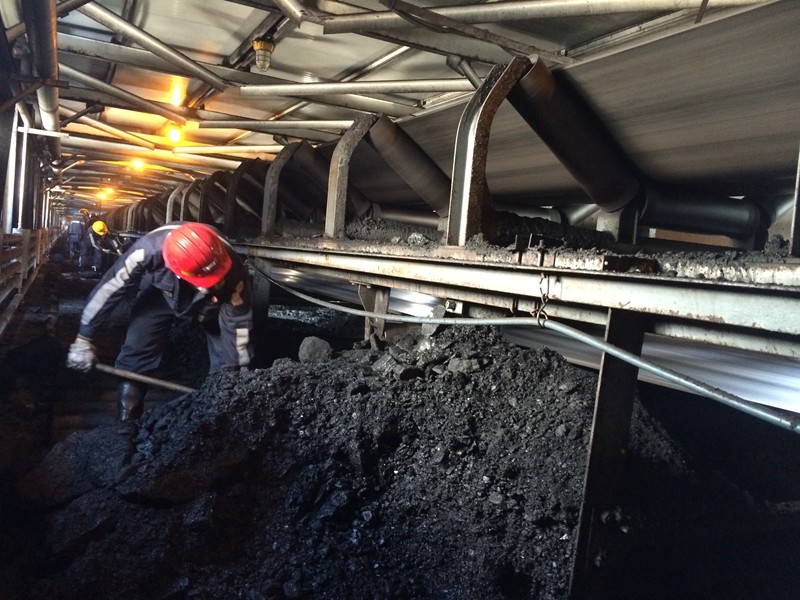 211679381004242423.jpeg 黨員突擊隊清理皮帶棧橋積煤_副本.jpg