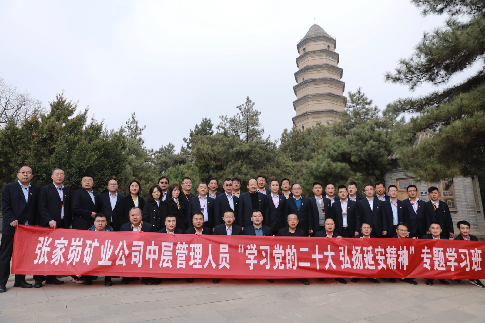 091686275485536835.jpeg 在寶塔山合影留念.JPG