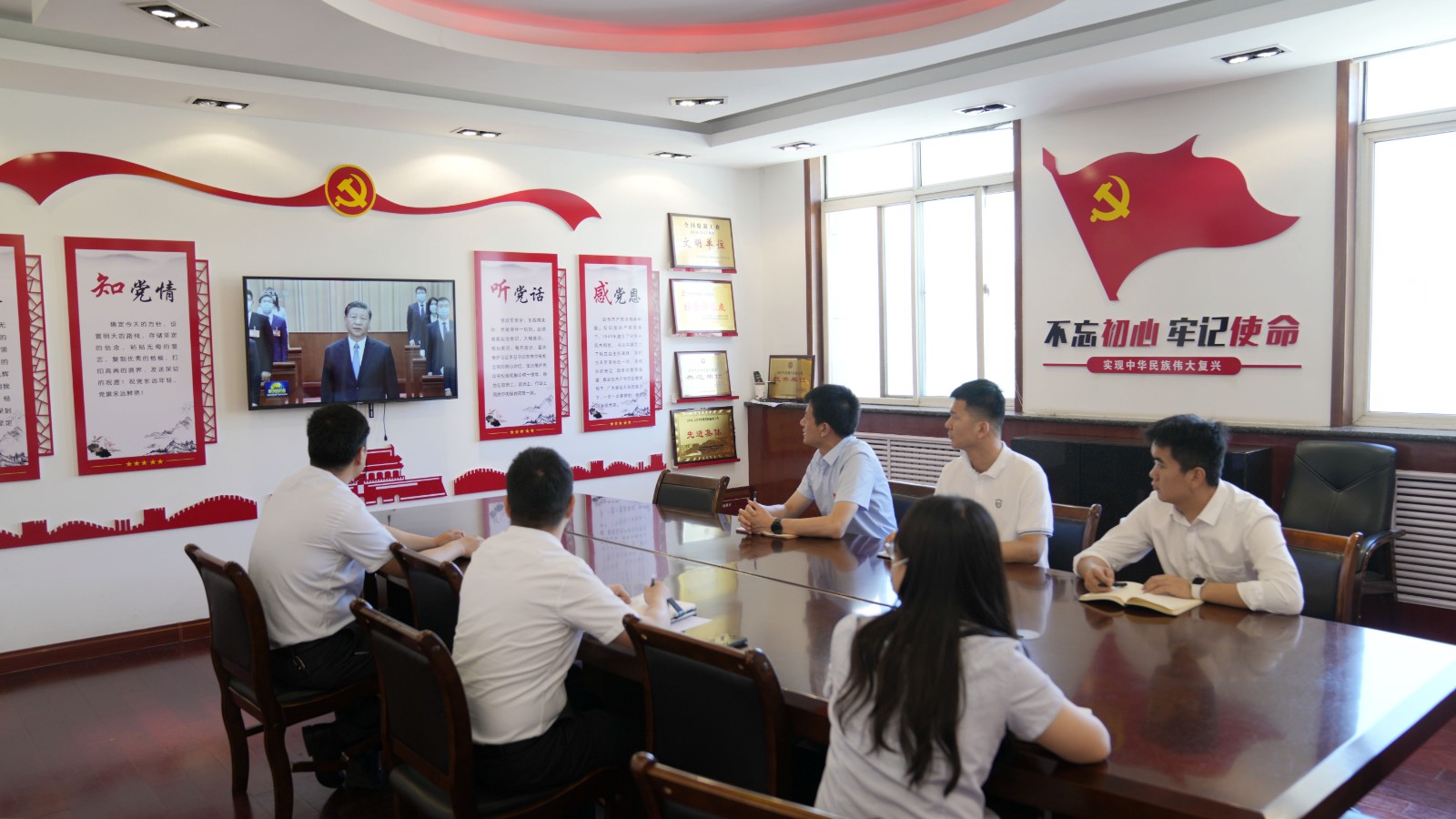 211687335963611425.jpeg 集中觀看大會(huì)開幕式.JPG