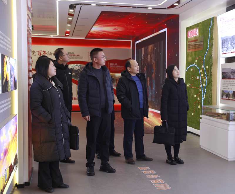 191705653082783492.jpeg 參觀智慧黨建展廳.jpg