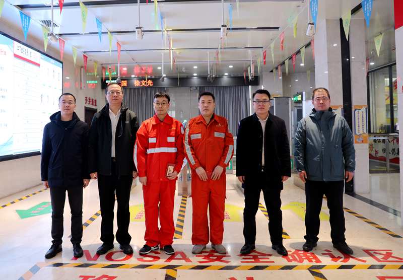041707031444113163.jpeg 呼少平 孫保慶慰問_副本.jpg