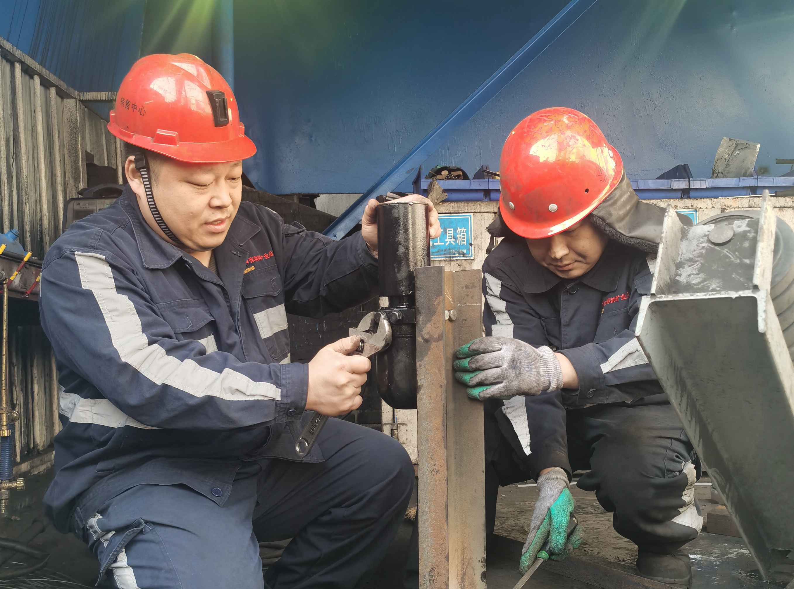 151707957662946344.jpeg 張家峁礦業公司職工李文強正在銷售廠區檢修設備.jpg