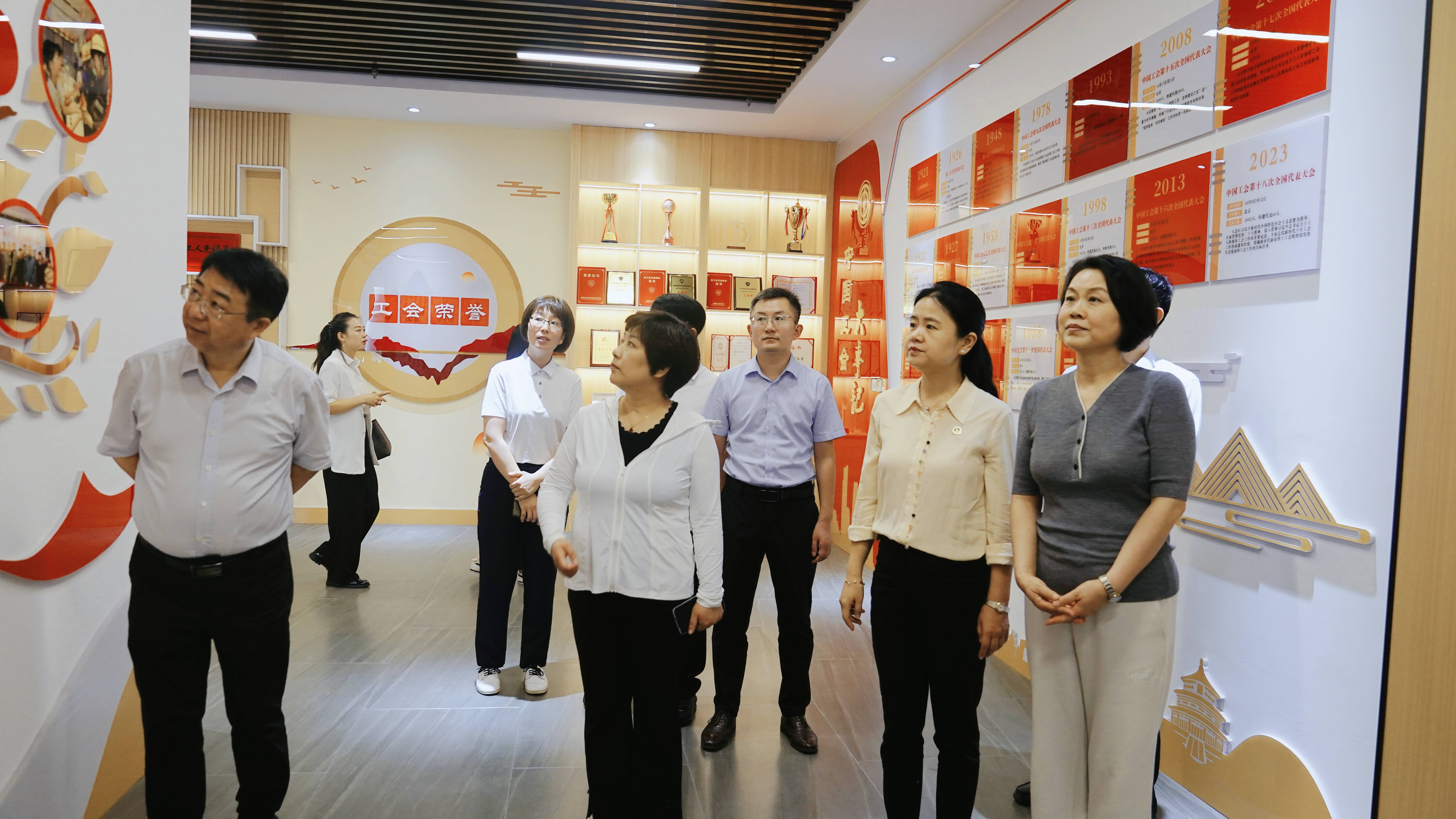 121723422863825157.jpeg 參觀工會(huì)榮譽(yù)展廳(1).jpg
