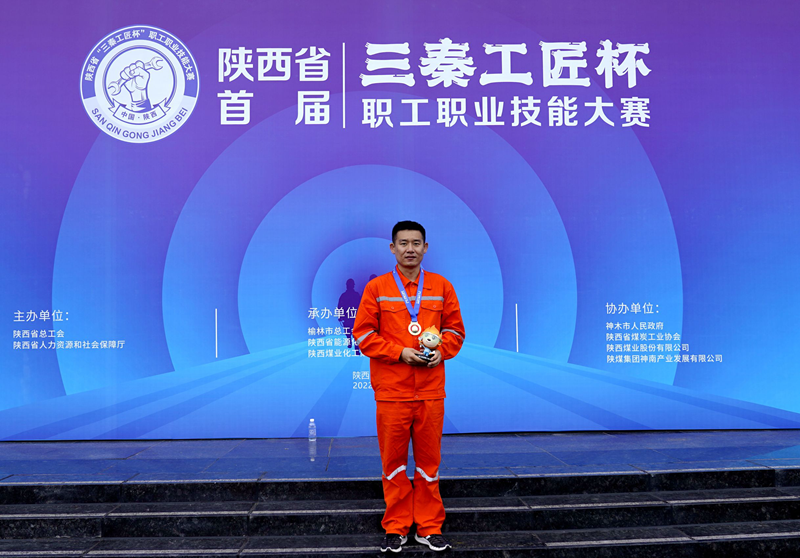 151723683068795335.png 黃大偉.png