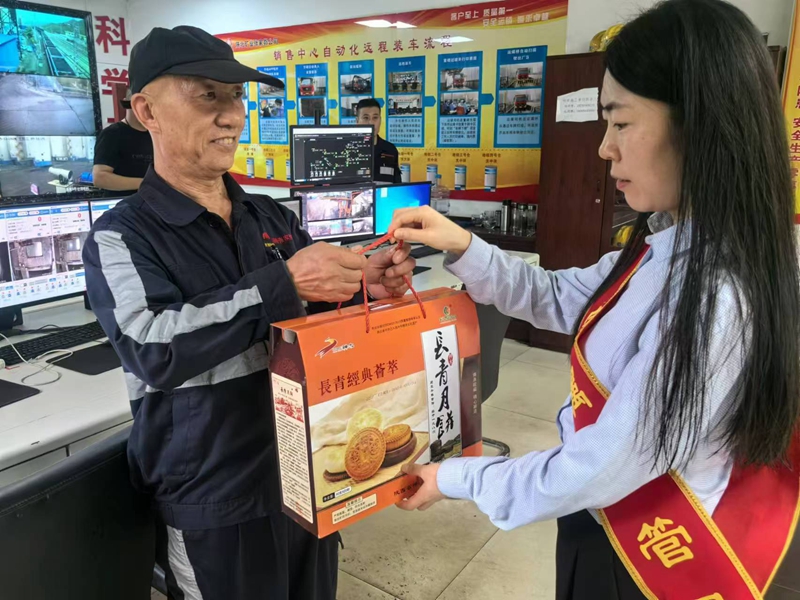 女工送月餅.jpg
