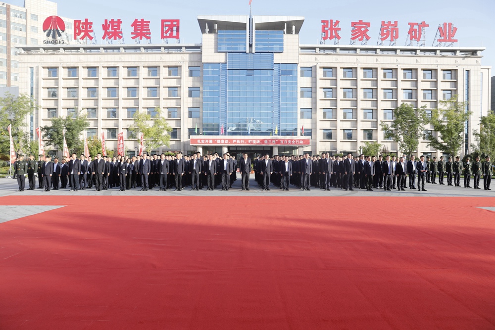 干部職工齊聚一堂升國旗.JPG