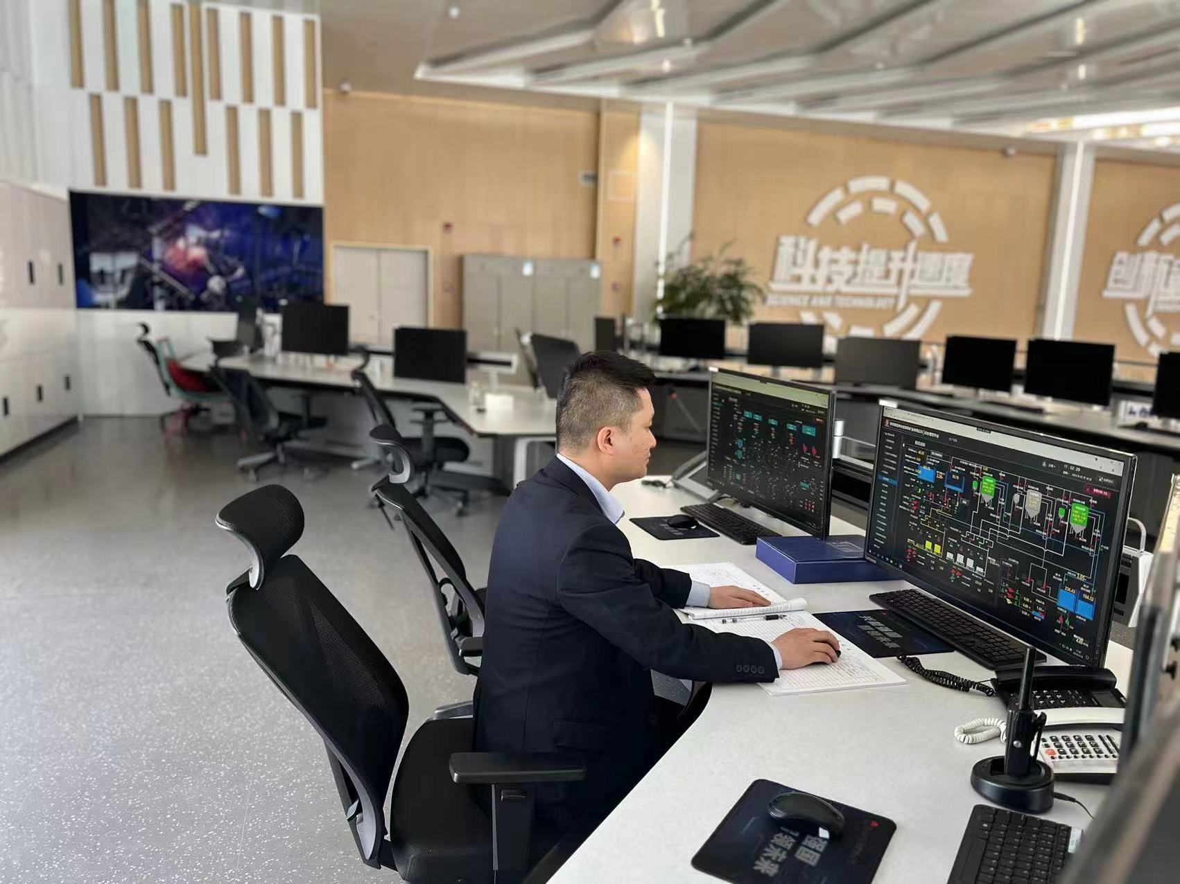 161729046370317609.jpeg 照片:雷冰潔:控制中心工作人員.jpg