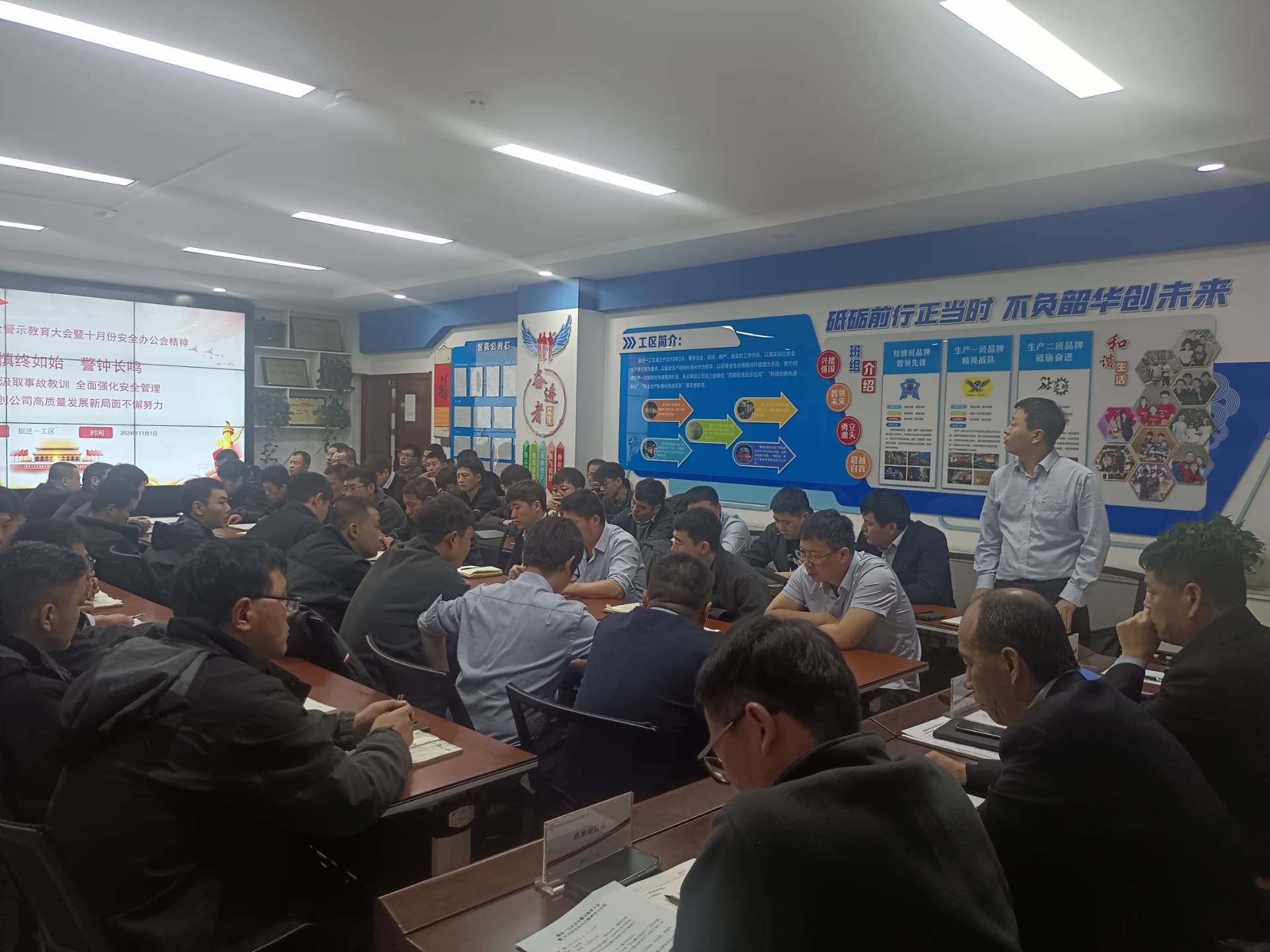 021730530728217779.jpeg 跟班副區長丁秀峰在表態發言.jpg