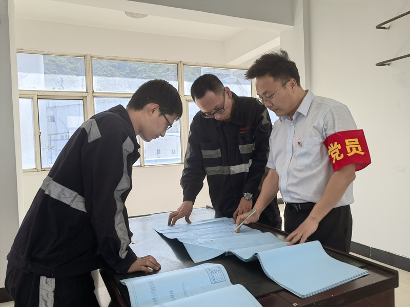 韓濤與薛明現場看圖紙.jpg