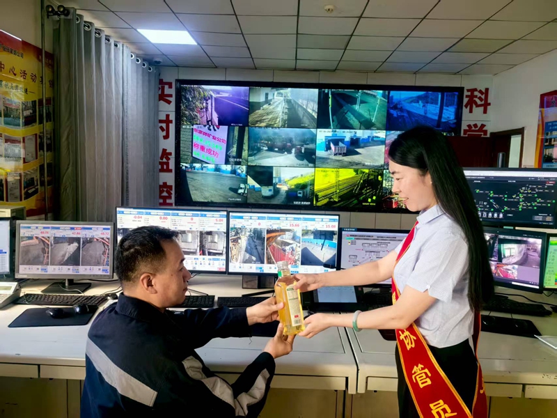 家屬協(xié)管員送清涼2.jpg