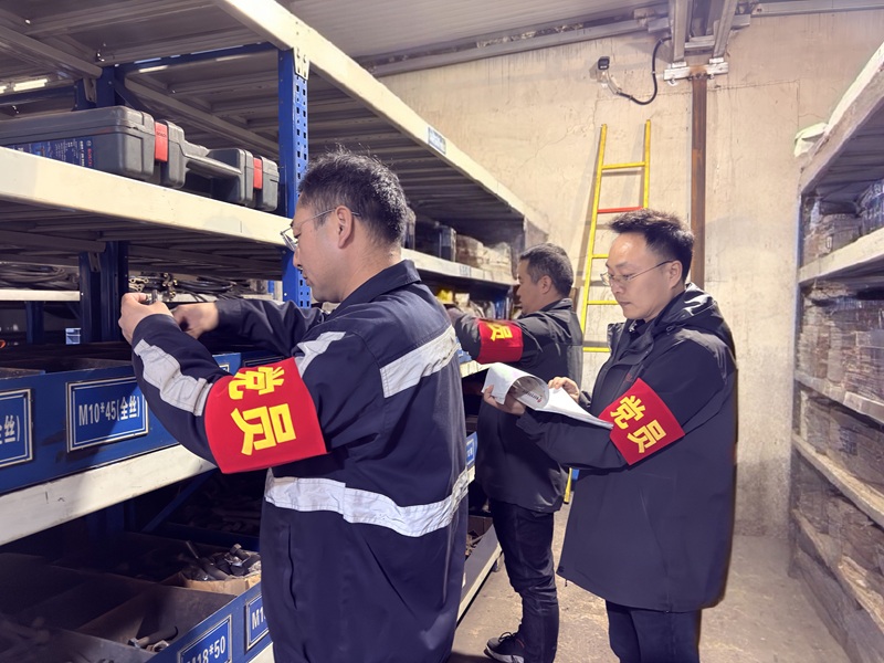 韓濤帶頭清點庫房材料清單（修圖）（呼永杰、王光偉陪同）.jpg