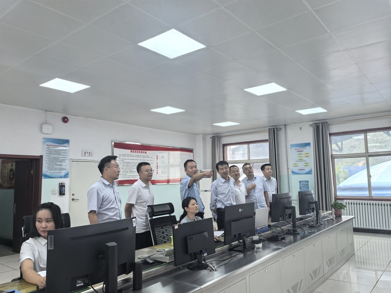 嚴總一行走入集控室.jpg