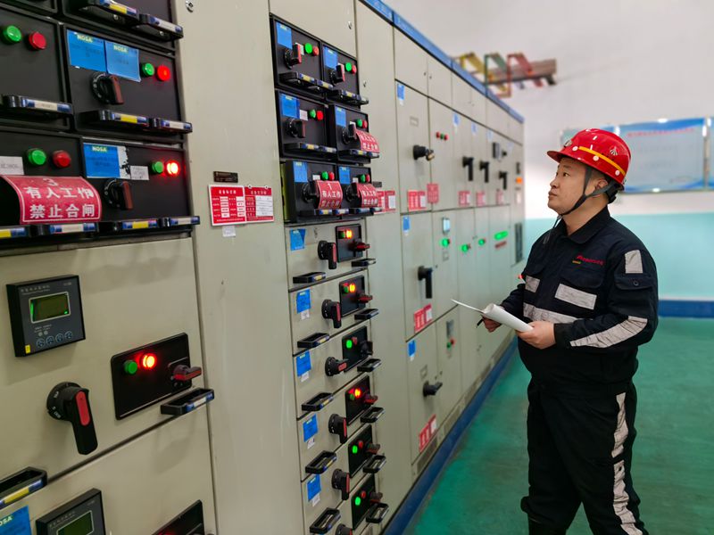 郭艷雄檢查配電室_副本.jpg
